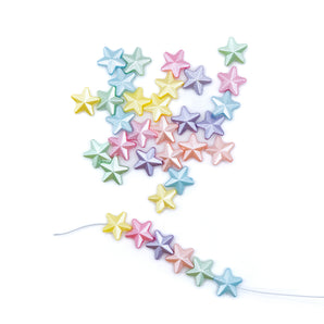 shimmering plastic star beads, perfect for adding a touch of sparkle to keychains, bracelets, and other DIY projects.