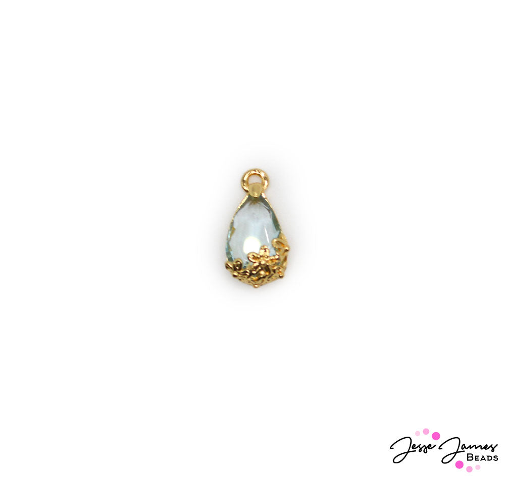 This handsome pendant features beautifully light crystal emerald glass adorned with gold-plated metal. Create stunning jewelry fitting of an extravagant tea party with this lovely crystal focal piece. 1 pendant per set. Measures 18mm X 8mm.