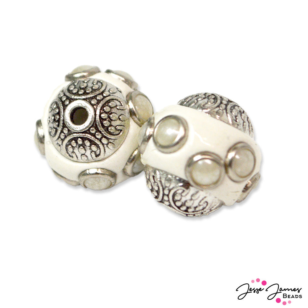 Let's see some pearly white! These boho bead pair is adorned in pearesque finishes. Each bead measures 15x14mm. 